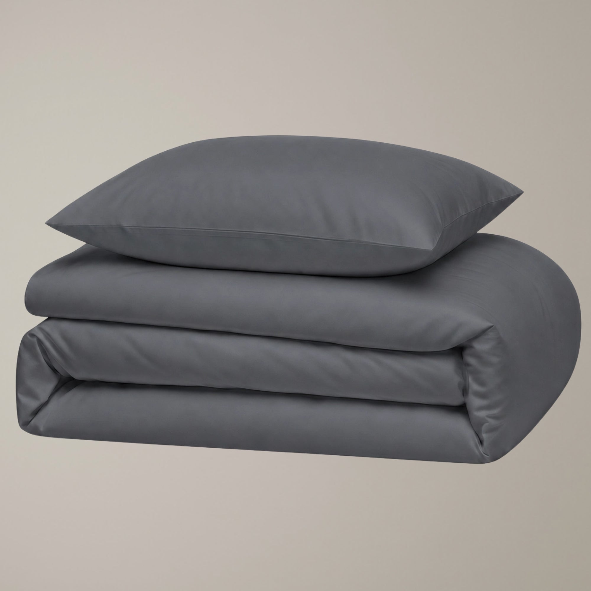 Finole Bettlaken in Granit, Bettwäsche auf dem Bett aus ägyptischer Baumwolle Perkal / Egyptian cotton Perkal bed sheet #Farbe_Granit