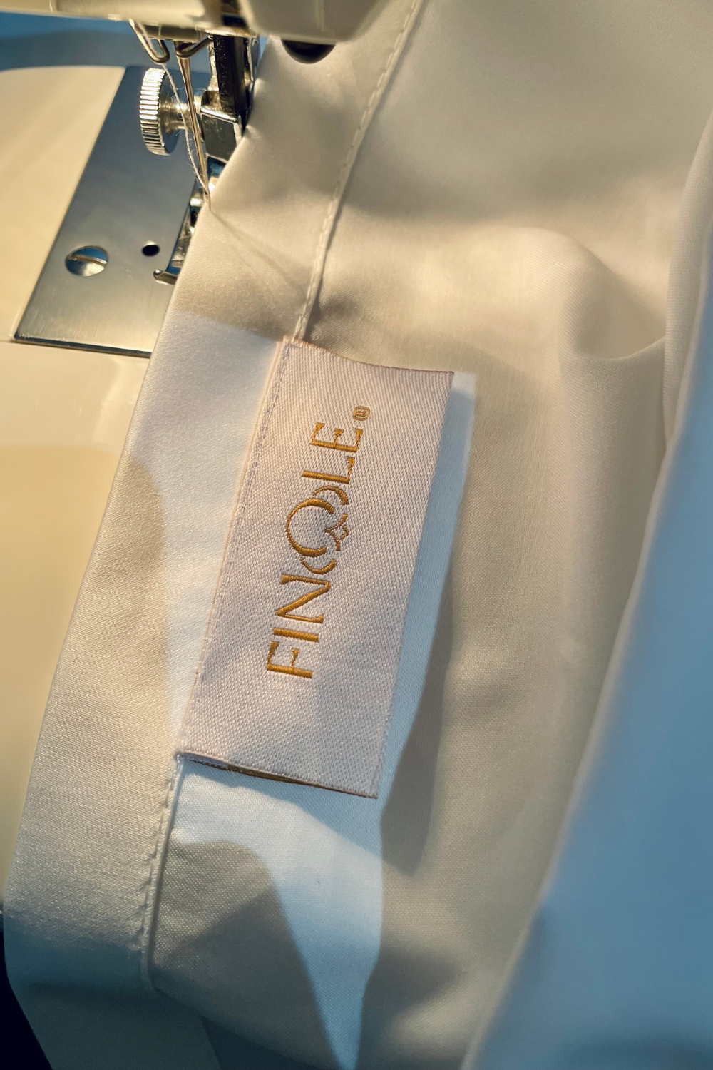 Weiße Satin-Bettwäsche aus ägyptischer Baumwolle mit dem Finole-Label.