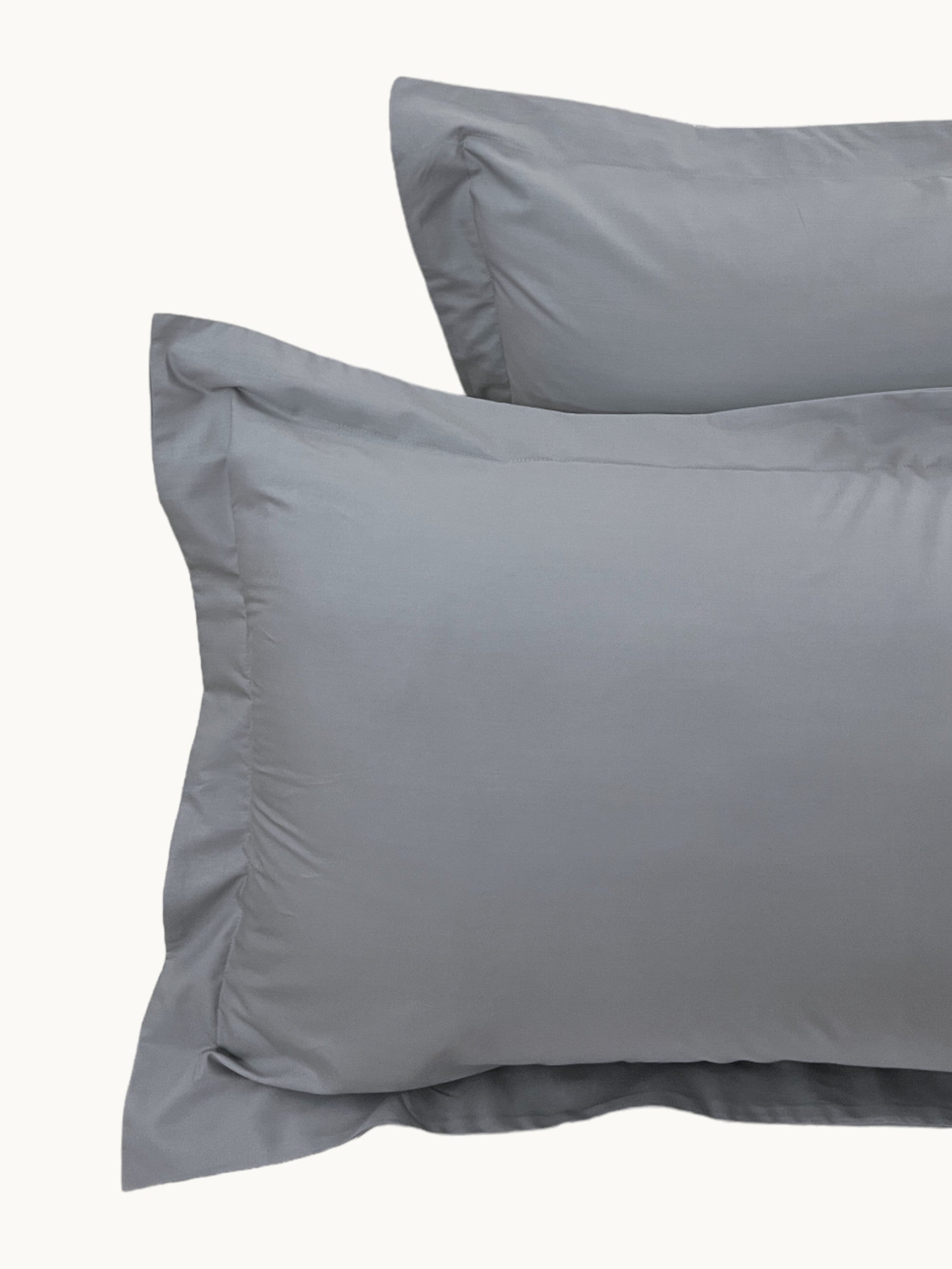 #Farbe_Ardoise Eleganter Kissenbezug aus ägyptischer Baumwolle in Ardoise, gefertigt aus hochwertigem Percale Stoff, ideal für puren Schlafkomfort und luxuriöse Baumwollbettwäsche.