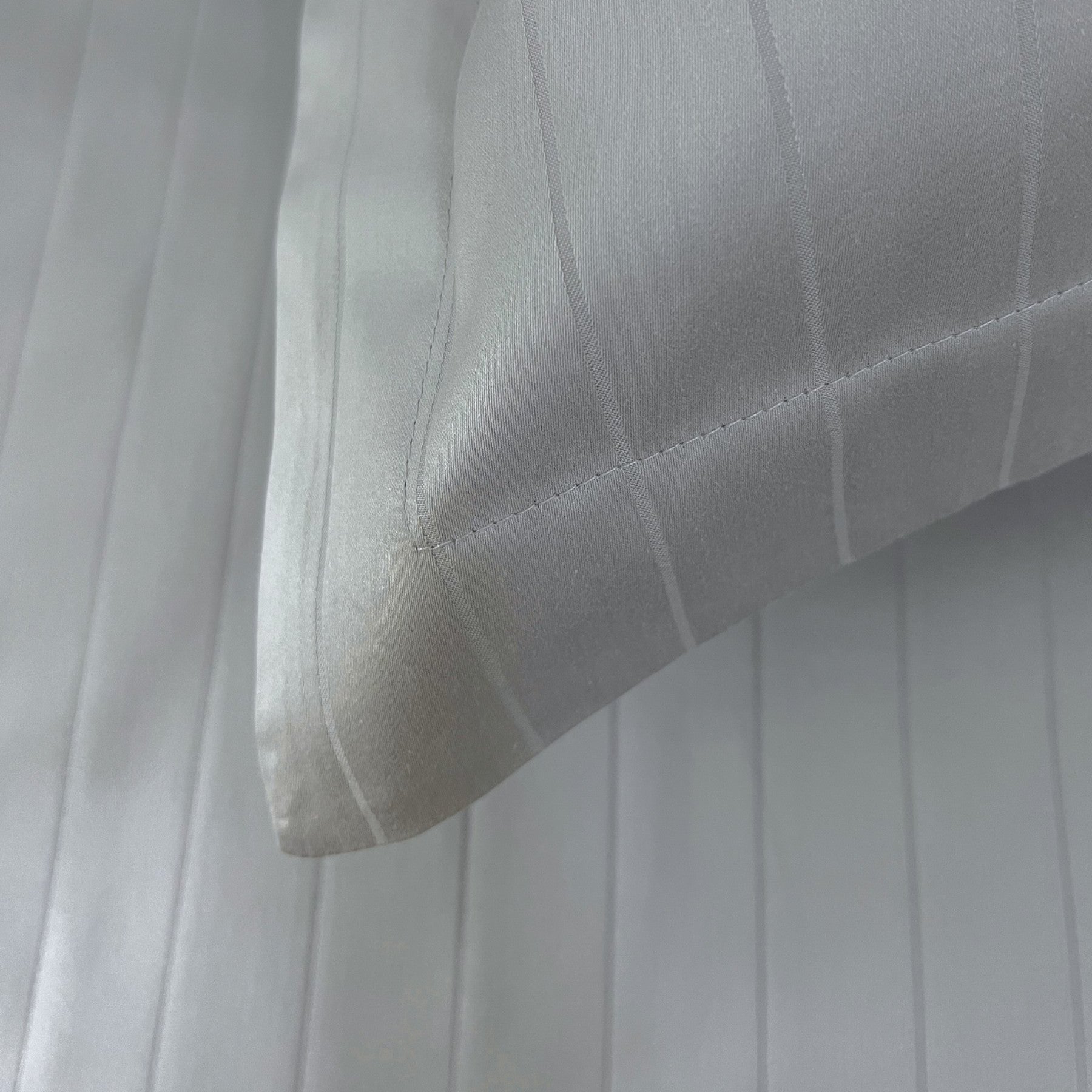 Jaquard Pinstripes Kissenbezug aus ägyptischer Baumwolle in Ardoise, gefertigt aus hochwertigem Satin Stoff, ideal für puren Schlafkomfort und luxuriöse Bettwäsche.